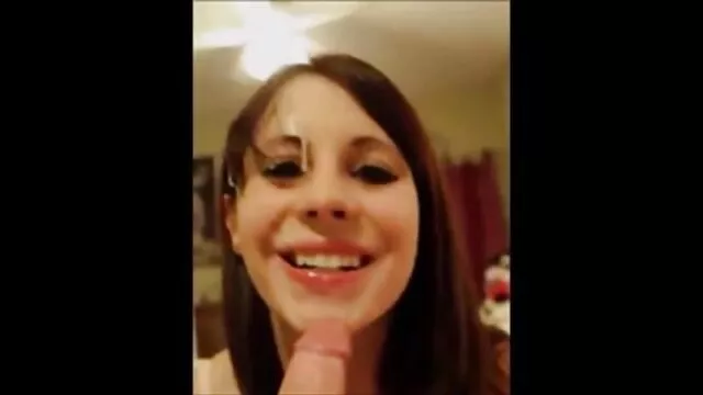 Linda adolescente se sexo español latino graba tomando la ducha