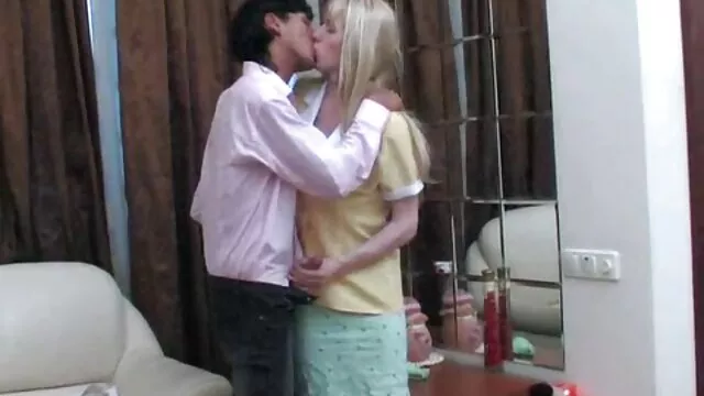 MILF caliente es criada de sexo latino español nuevo por un negro