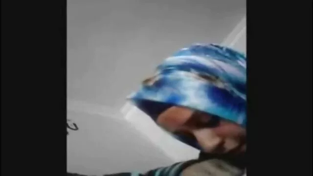 Papa - Kinky Brunette tiene planes para dos videos de sexo español latino chicos en un baño