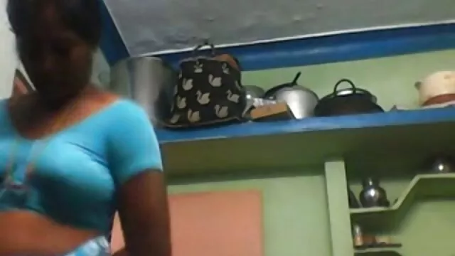 Dos colegialas tienen un trío caliente con un sexo gratis en latino tipo en el sofá